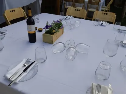 אדנית לקישוט שולחנות באירוע מתאימה לעד 4 כוסיות של צמחים אזל המלאי